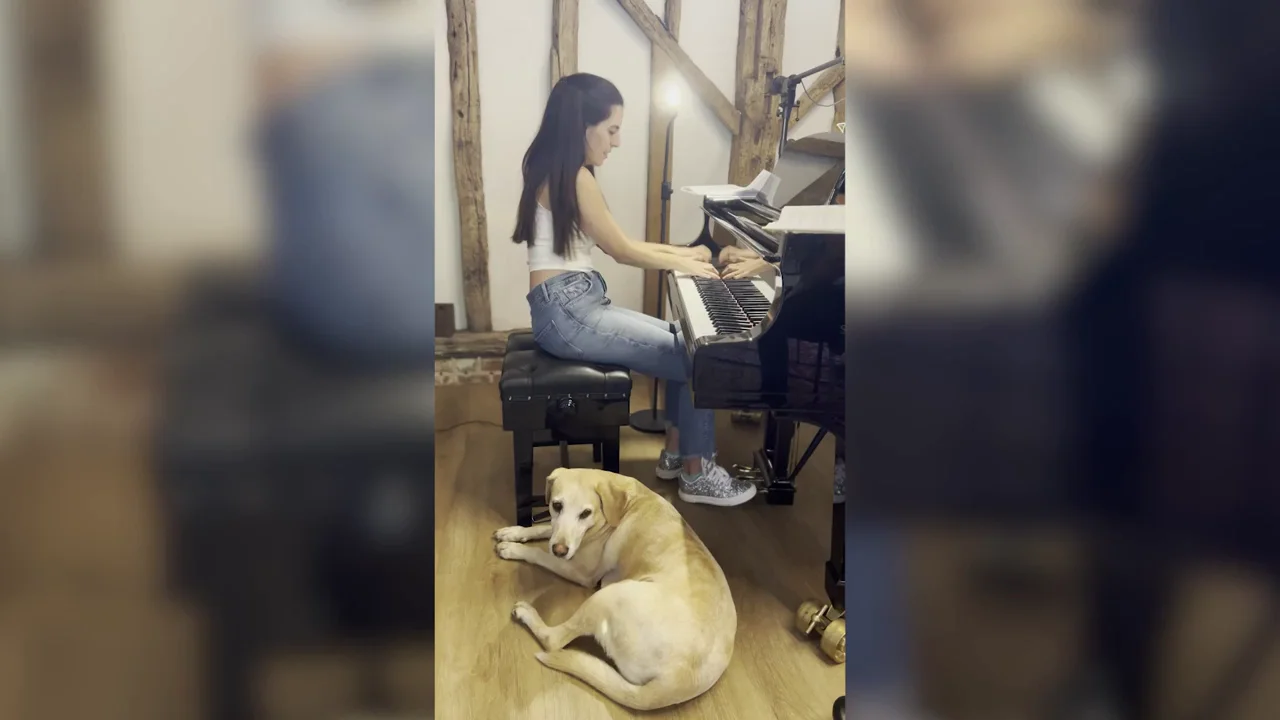 La reacci&oacute;n de este perro cantor al oir a su due&ntilde;a tocar el piano