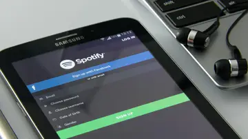 Telefono móvil con Spotify.