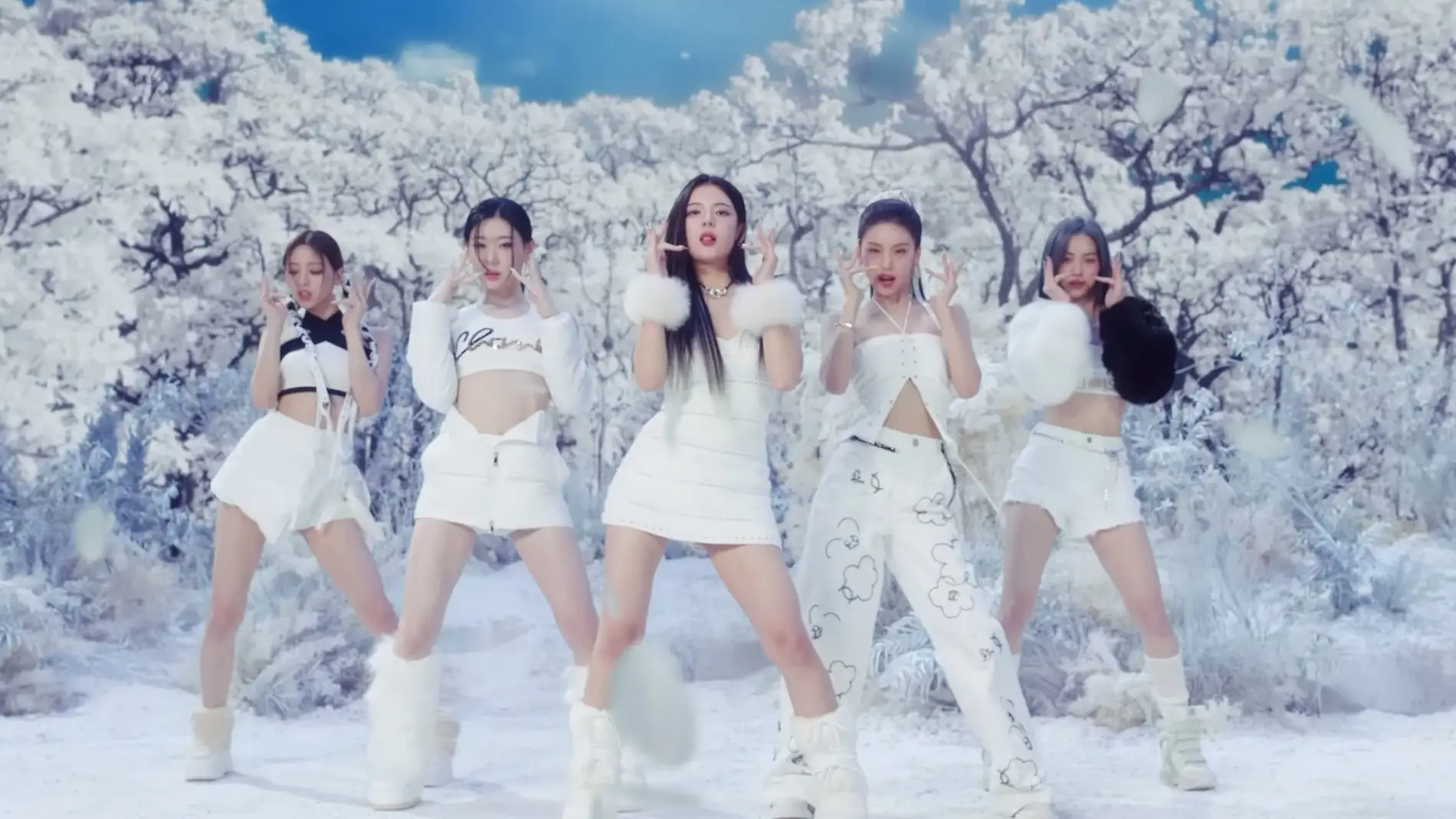 Itzy en el MV de 'Cheshire'.