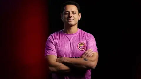 Chicharito con la camiseta del Porcinos FC Chicharito con la camiseta del Porcinos FC