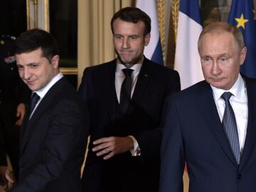 Volodymyr Zelensky, Emmanuel Macron; y Vladímir Putin en 2019