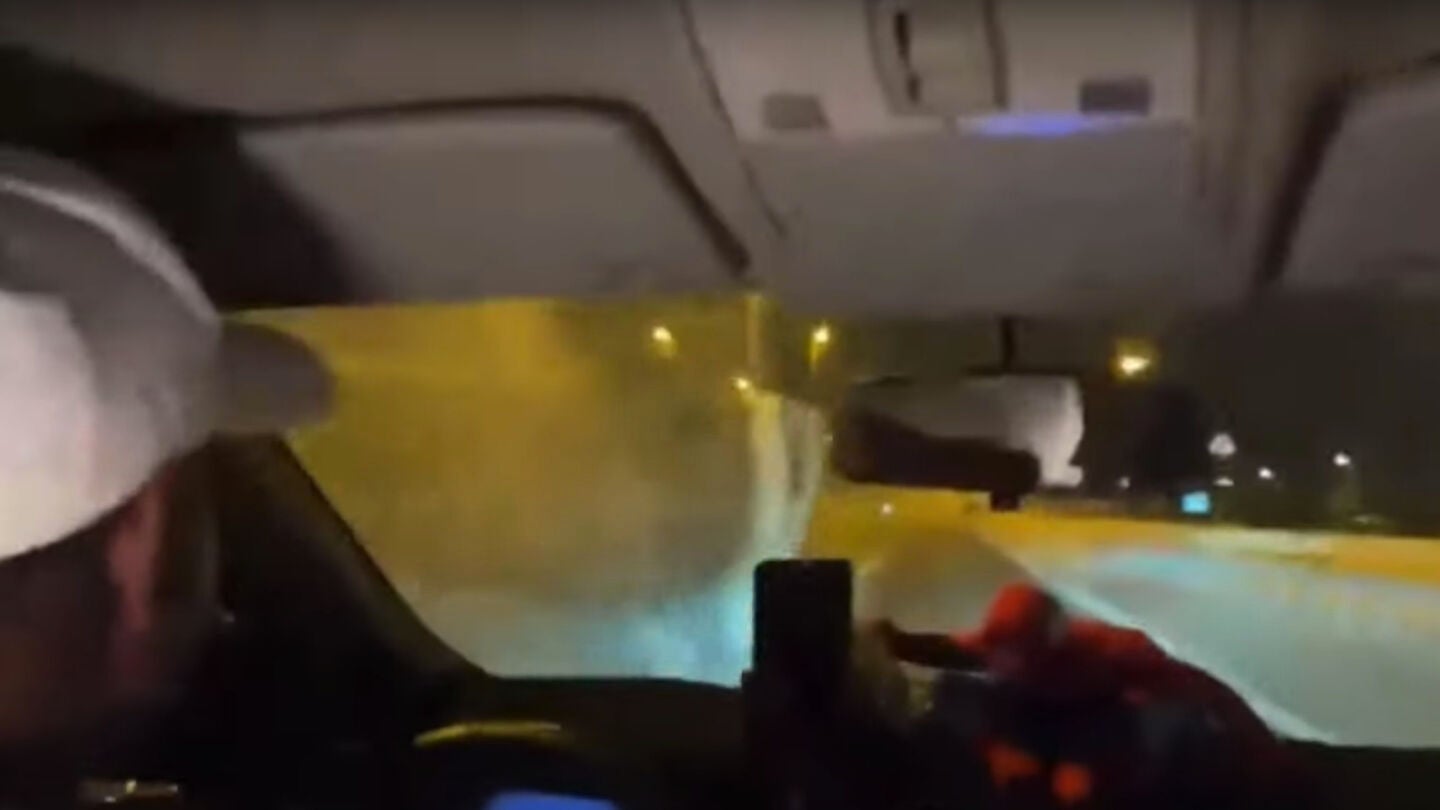 El coche que casi impacta contra Castro1021