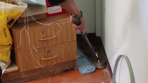 Una enorme serpiente cobra real atrapada en salón de una abuela aterrorizada Una enorme serpiente cobra real atrapada en salón de una abuela aterrorizada