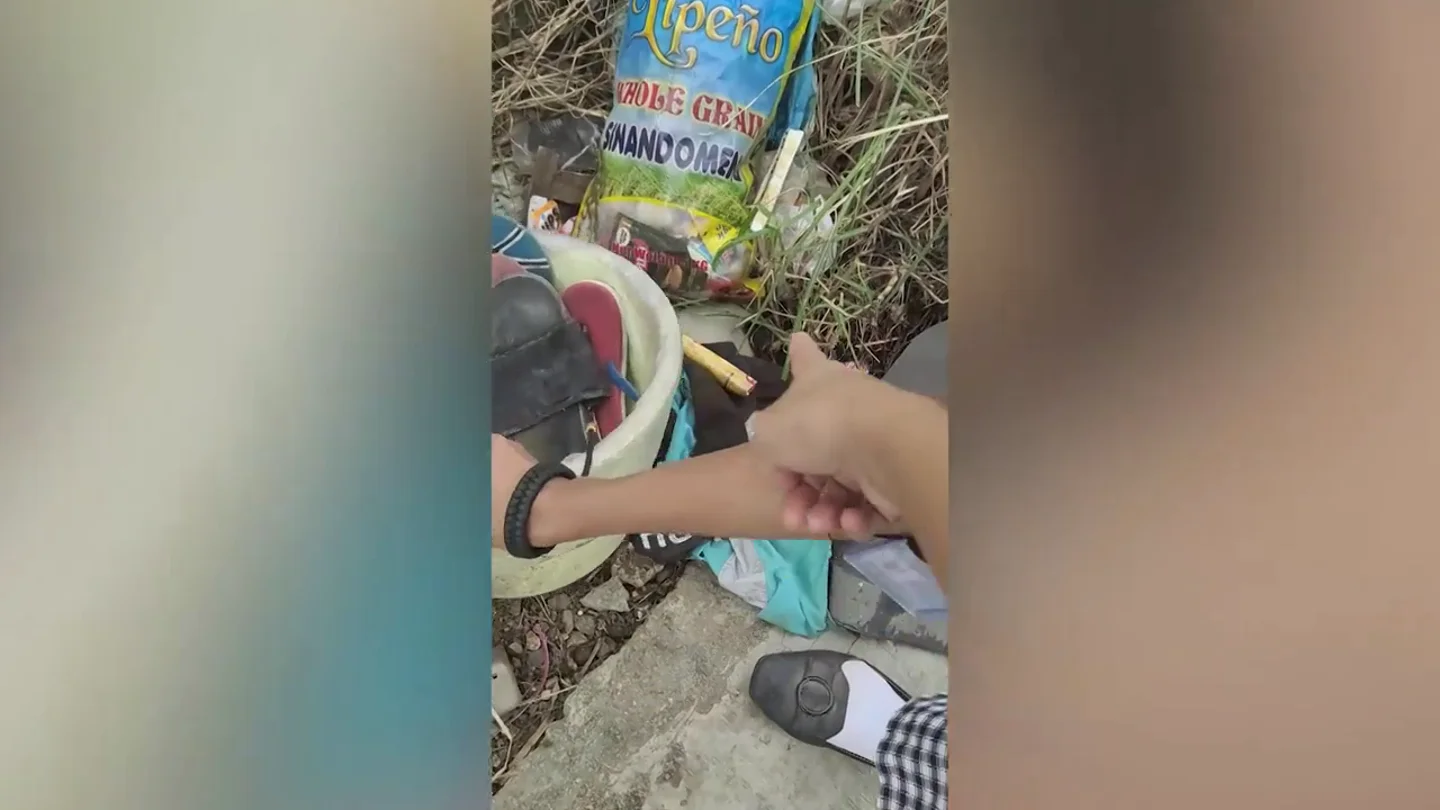 Un estudiante rescata un cachorro moribundo abandonado en vertedero Un estudiante rescata un cachorro moribundo abandonado en vertedero