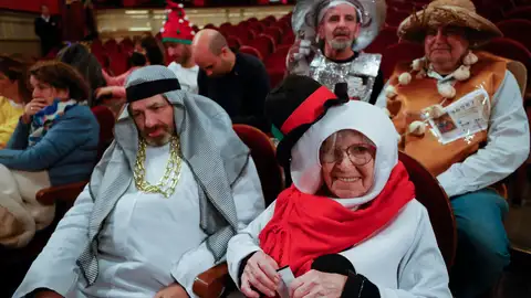 Varias personas disfrazadas esperan el comienzo del sorteo de El Gordo de Navidad Varias personas disfrazadas esperan el comienzo del sorteo de El Gordo de Navidad
