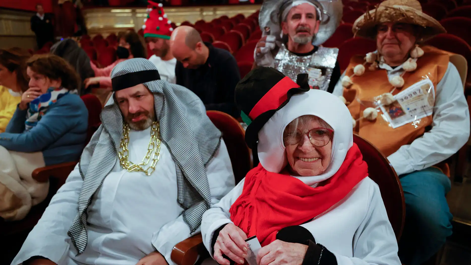 Varias personas disfrazadas esperan el comienzo del sorteo de El Gordo de Navidad 