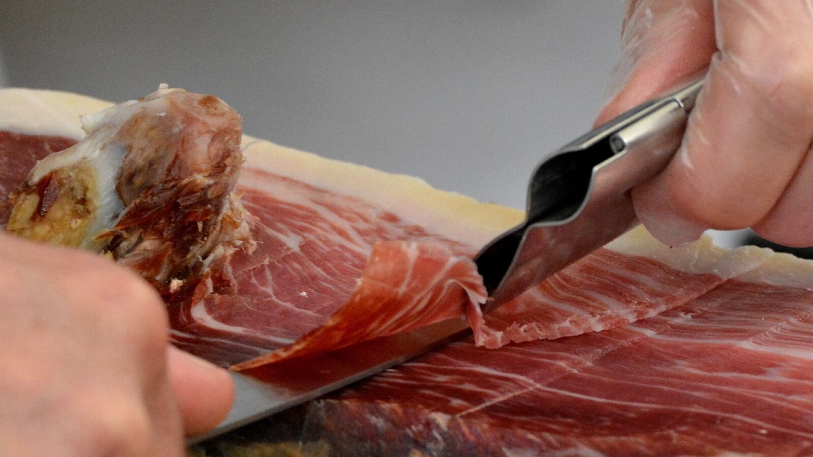 Un estadounidense enamorado de su pata de jamón serrano triunfa en Twitter: 