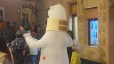 Reaparece el 'oso del cuello chungo' y esta vez con collarín incluido