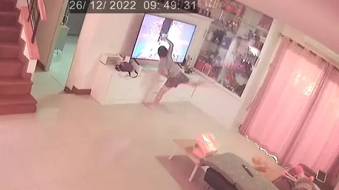 Niño rompiendo su televisión Niño rompiendo su televisión