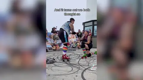 Esta pareja se propuso matrimonio a la vez Esta pareja se propuso matrimonio a la vez