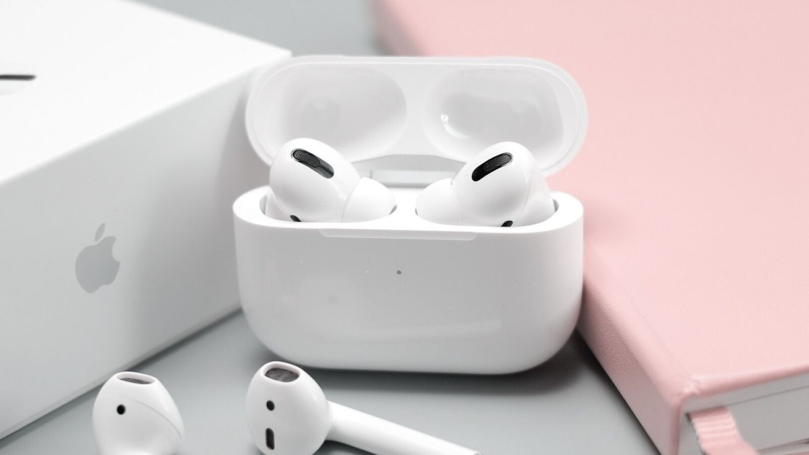 Pierde sus AirPods en un gimnasio de Madrid y aparecen en un cuartel militar a 400 kilómetros