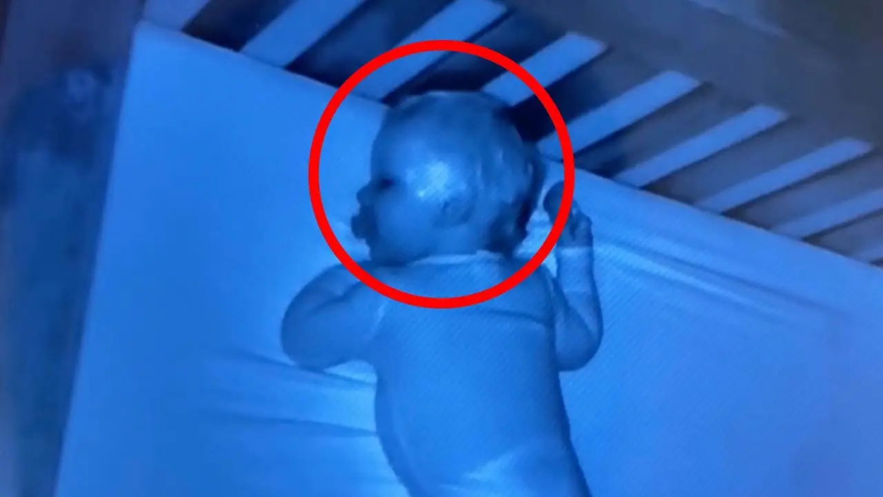 Una luz flotando encima de un bebé