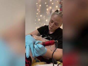 Una mujer se cubre a si misma con 100 tatuajes pedidos por extraños