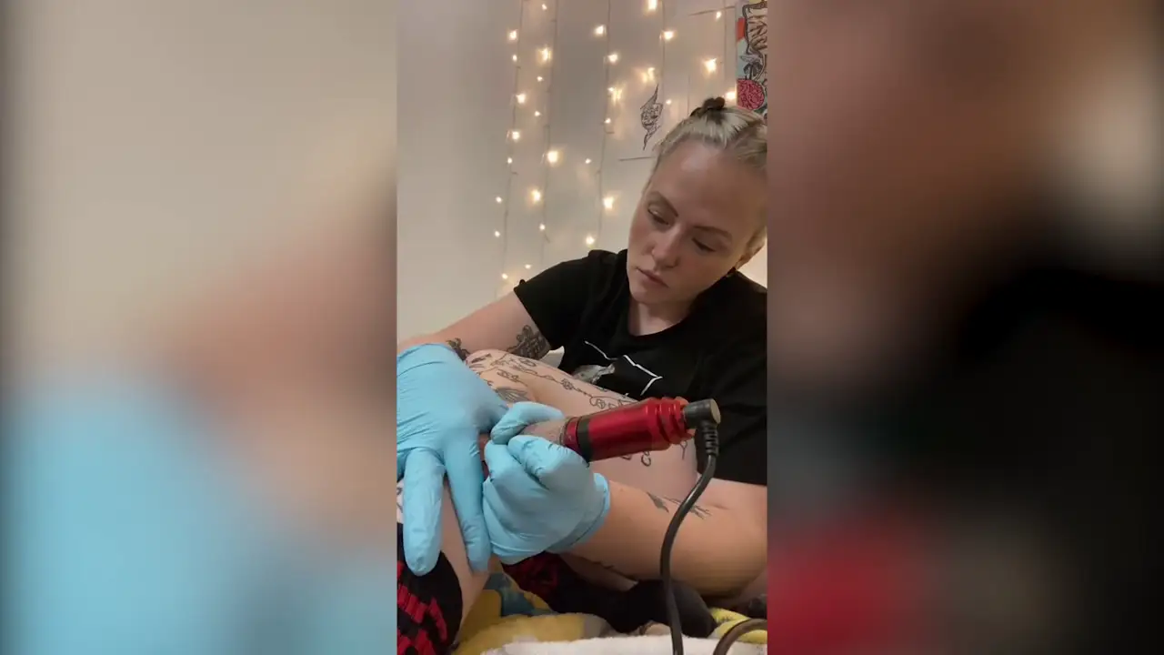 Una mujer se cubre a si misma con 100 tatuajes pedidos por extraños