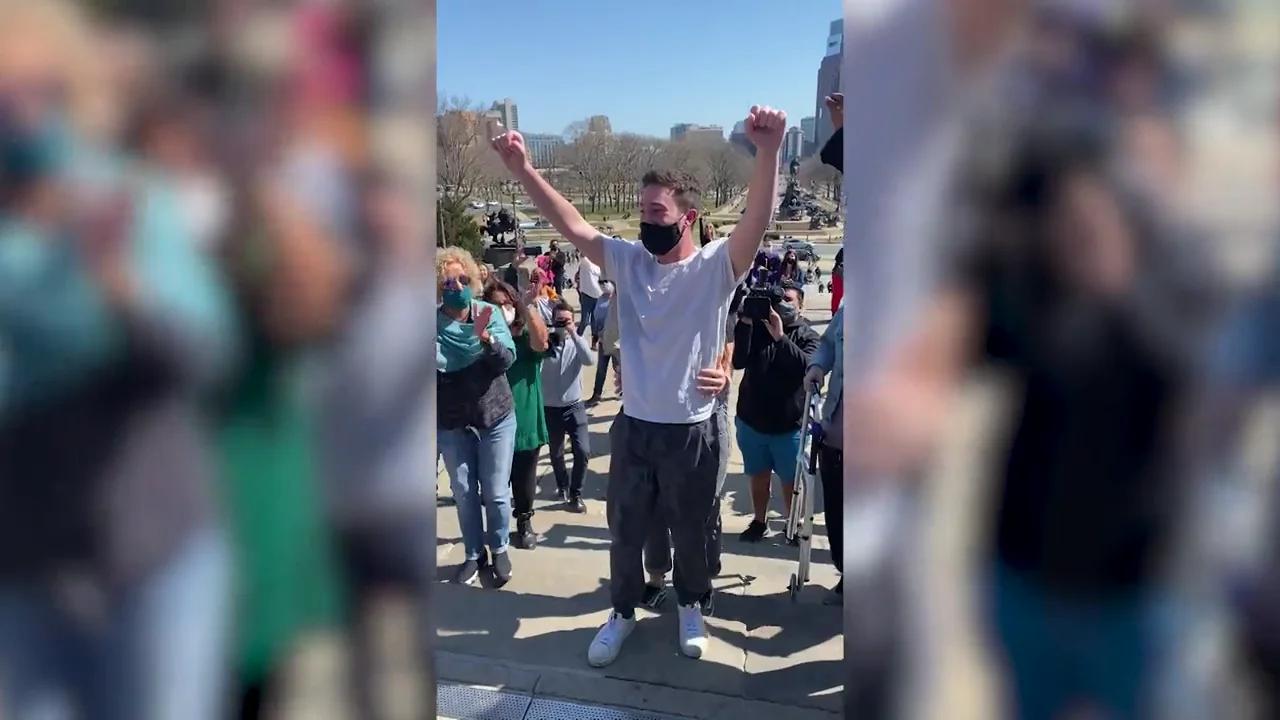 Un hombre consigue subir las escalones de Rocky un año después de quedar paralizado Un hombre consigue subir las escalones de Rocky un año después de quedar paralizado