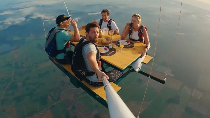 Desayunando en el cielo: el impactante vídeo grabado en Brasil