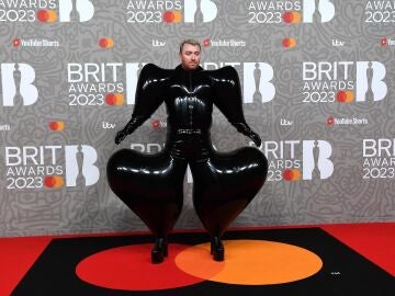 El sorprendente vestido de latex inflable de Sam Smith en los Brit Awards