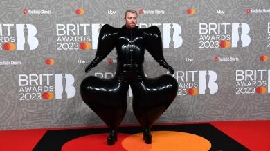 El sorprendente vestido de latex inflable de Sam Smith en los Brit Awards desata una oleada de memes