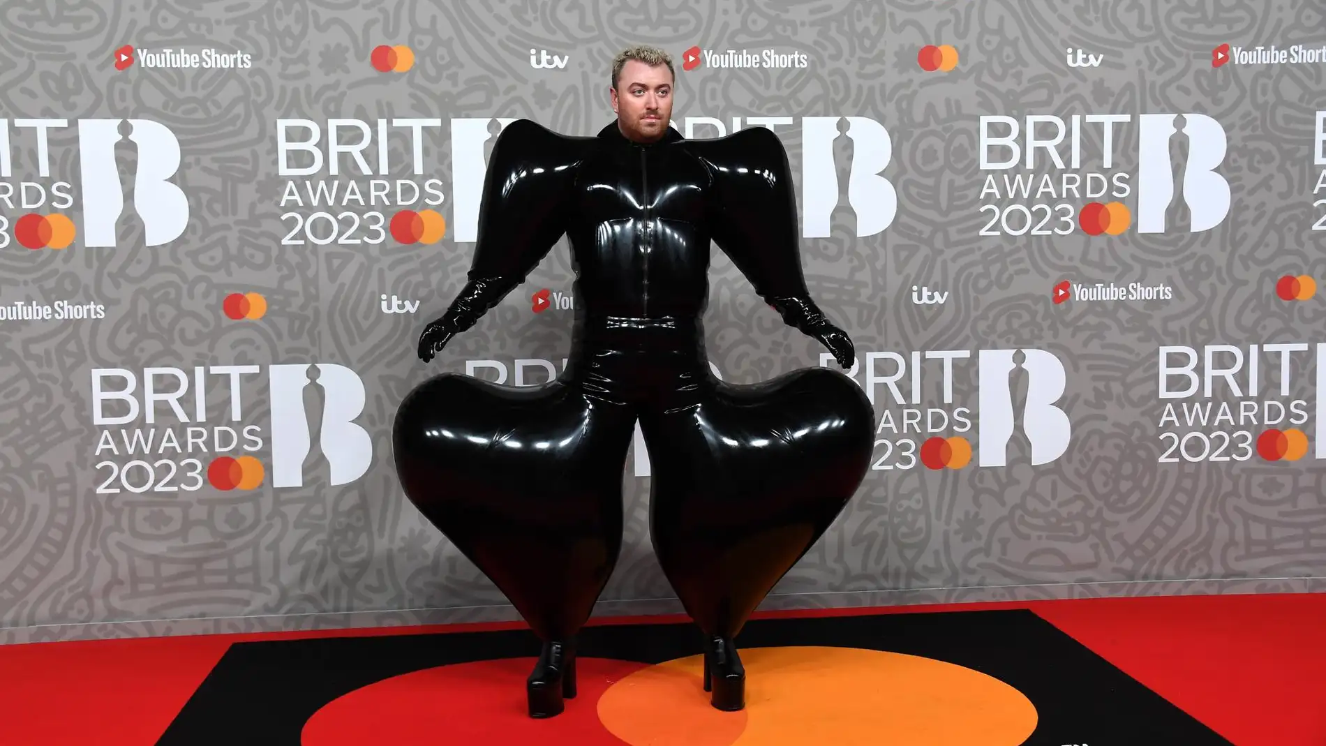 El sorprendente vestido de latex inflable de Sam Smith en los Brit Awards