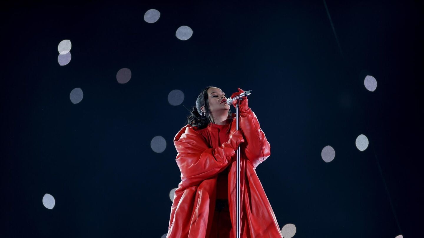 Rihanna durante su actuaci&oacute;n en la Super Bowl