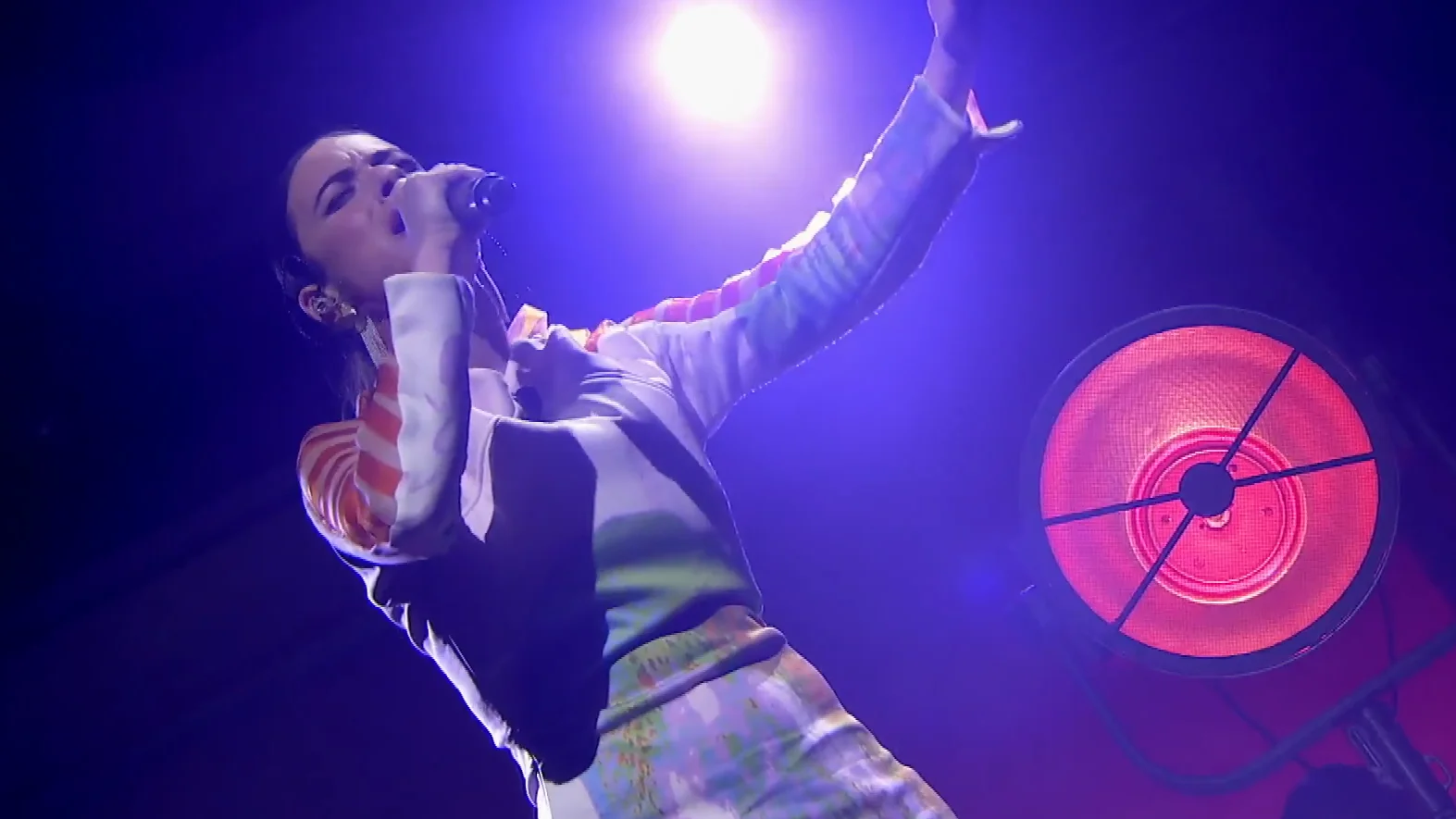 Blanca Paloma cantando 'EaEa'.