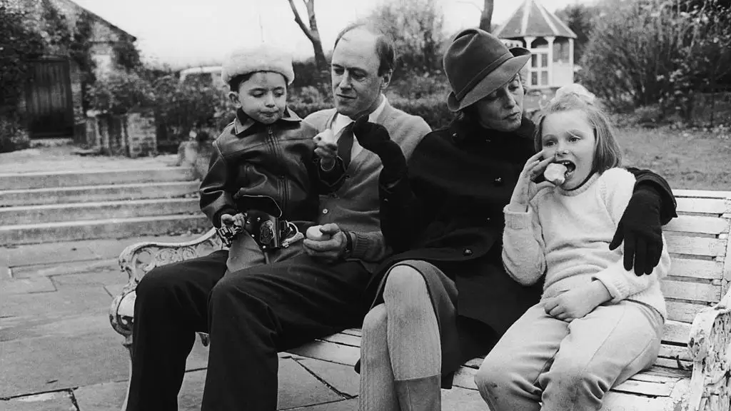 Roald Dahl junto a su mujer y dos de sus hijos