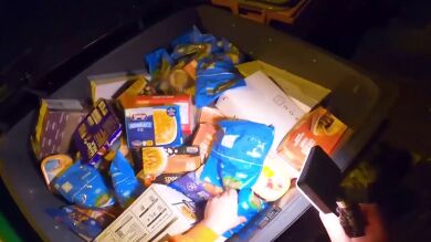 Nuevos productos desechados: Un youtuber se vuelve viral encontrando joyas en la basura de las tiendas