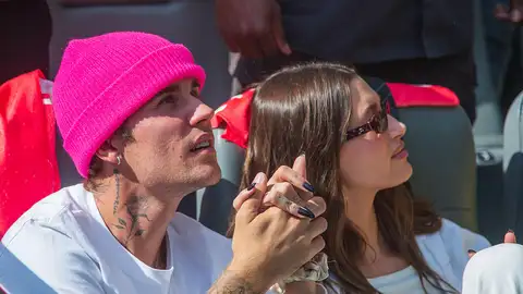 El cantante canadiense Justin Bieber y la modelo estadounidense Hailey Bieber, en una fotografía de archivo El cantante canadiense Justin Bieber y la modelo estadounidense Hailey Bieber, en una fotografía de archivo