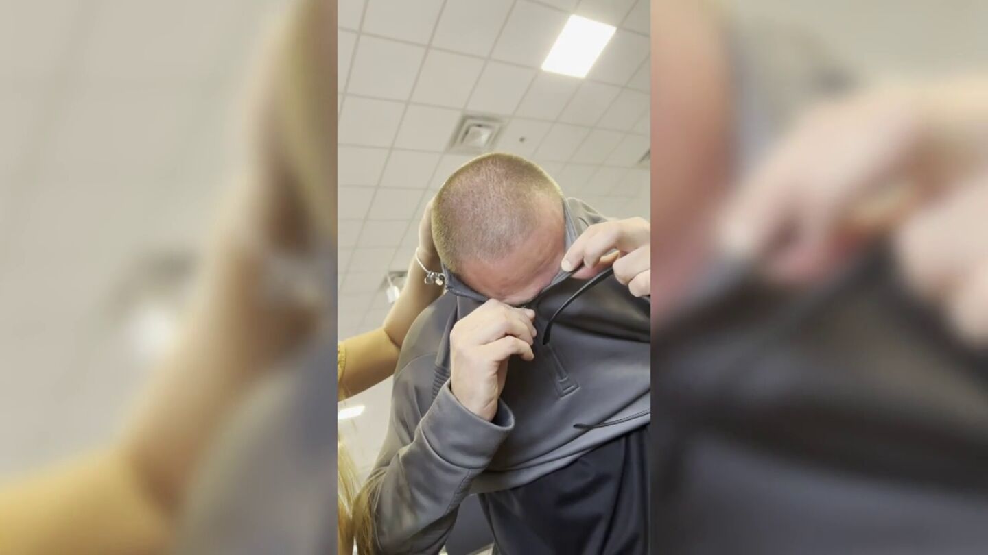 El v&iacute;deo m&aacute;s doloroso: &iexcl;Se le qued&aacute; enganchado el parpado en la cremallera!