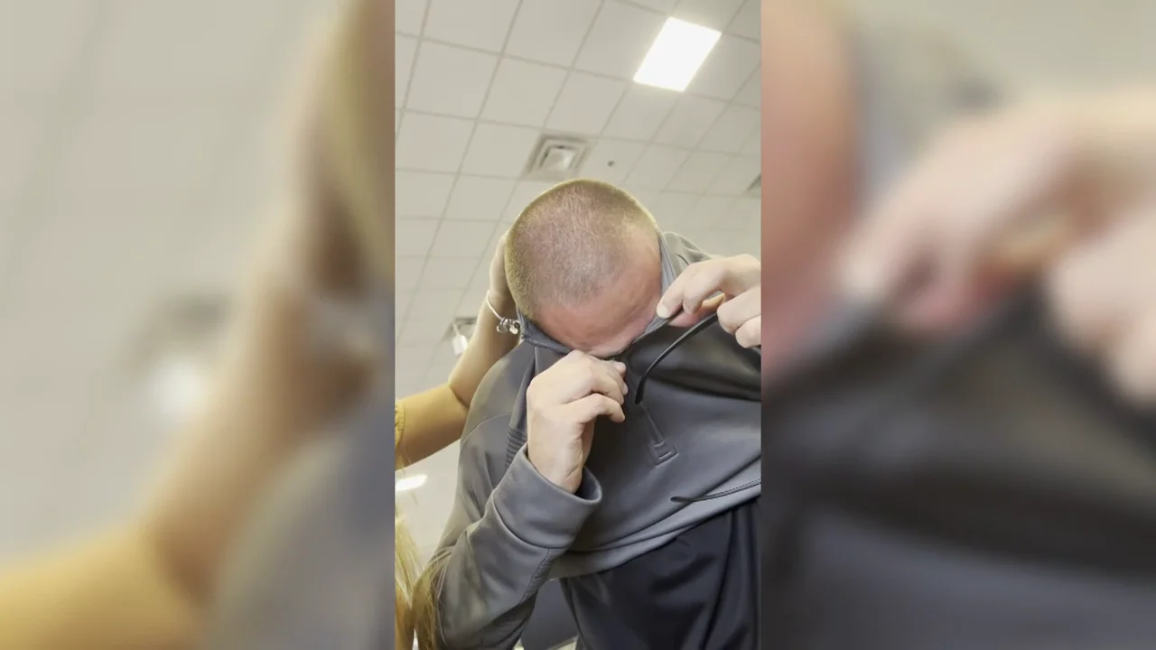 El v&iacute;deo m&aacute;s doloroso: &iexcl;Se le qued&aacute; enganchado el parpado en la cremallera!