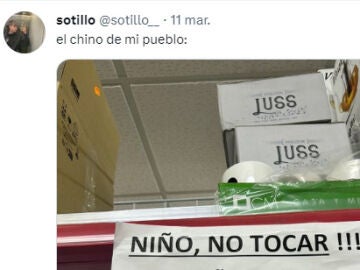 Comparte el cartel que ha encontrado en el chino de su pueblo y la gente flipa en Twitter