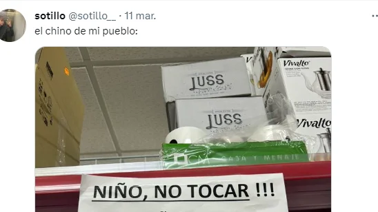 Comparte el cartel que ha encontrado en el chino de su pueblo y la gente flipa en Twitter Comparte el cartel que ha encontrado en el chino de su pueblo y la gente flipa en Twitter
