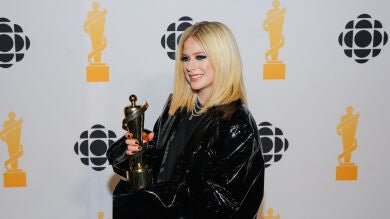 Una activista en topless interrumpe a Avril Lavigne en directo en los Juno Awards