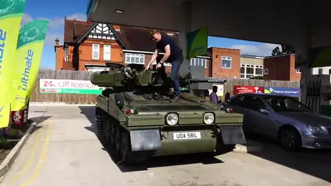 Unos conductores se quedan flipando con un ven un tanque entrar en la gasolinera a repostar Unos conductores se quedan flipando con un ven un tanque entrar en la gasolinera a repostar