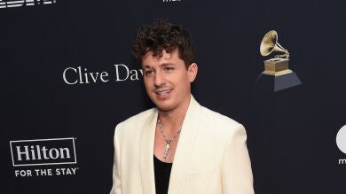 Charlie Puth habla de Selena Gomez y 'Attention', y las redes arden contra él