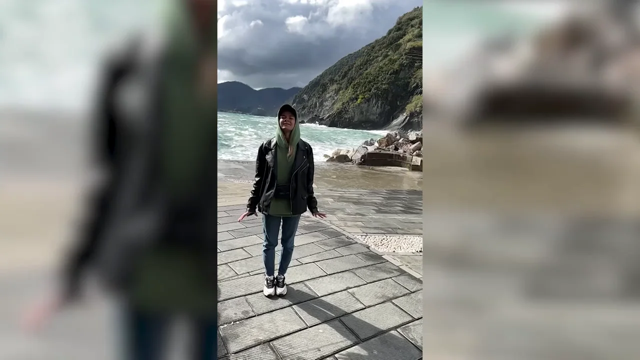 Estaba posando para una foto en Cinque Terre cuando una gigantesca ola la pillo desprevenida Estaba posando para una foto en Cinque Terre cuando una gigantesca ola la pillo desprevenida