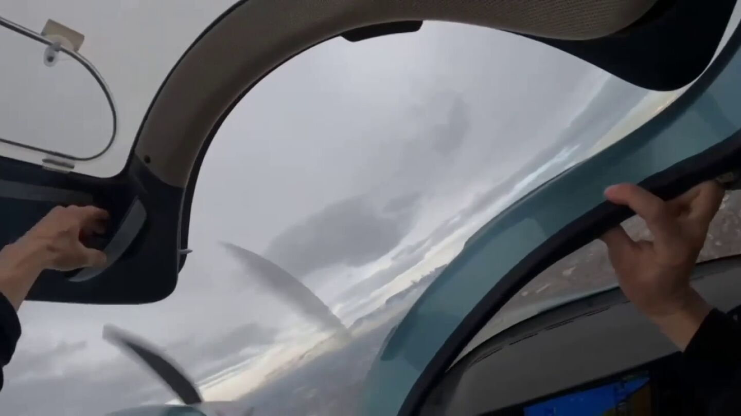 El aterrador momento en que un estudiante de piloto abre la puerta de un avi&oacute;n en el aire