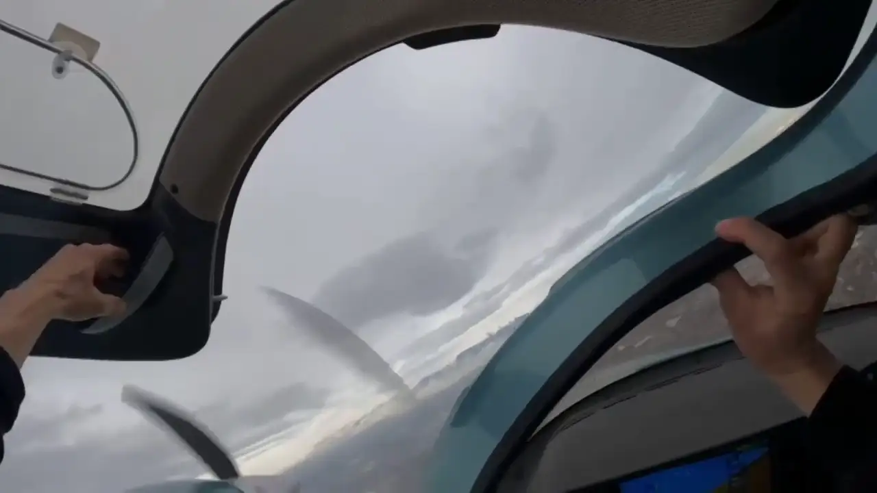 El aterrador momento en que un estudiante de piloto abre la puerta de un avión en el aire