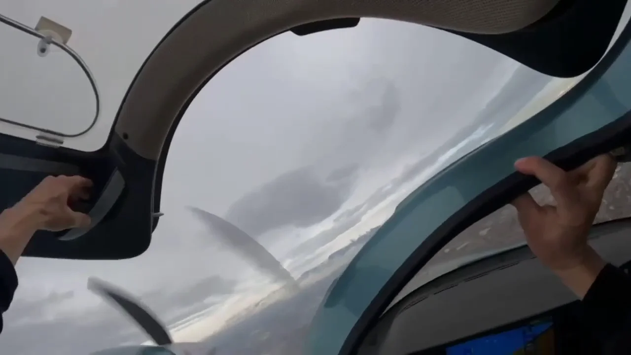 El aterrador momento en que un estudiante de piloto abre la puerta de un avi&oacute;n en el aire