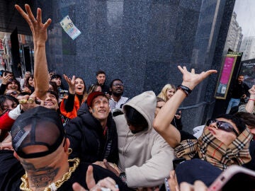 Yung Beef lanzando al aire miles de euros rodeado de fans