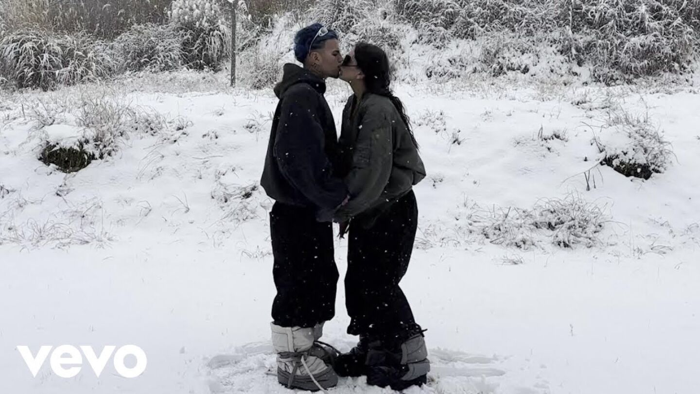 Rosal&iacute;a y Rauw Alejandro en 'Beso'.