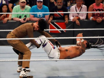 Bad Bunny en una pelea de la WWE Backlash 2023 