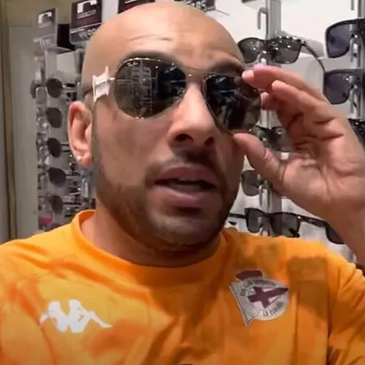 Borja Escalona lo vuelve a hacer: roba unas gafas en directo cuando se  niegan a regalárselas