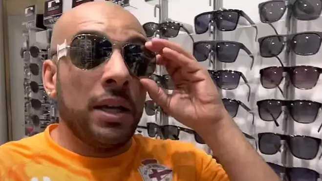 Borja Escalona se fue sin pagar unas gafas de una tienda de Valencia