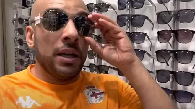 Borja Escalona se fue sin pagar unas gafas de una tienda de Valencia Borja Escalona se fue sin pagar unas gafas de una tienda de Valencia