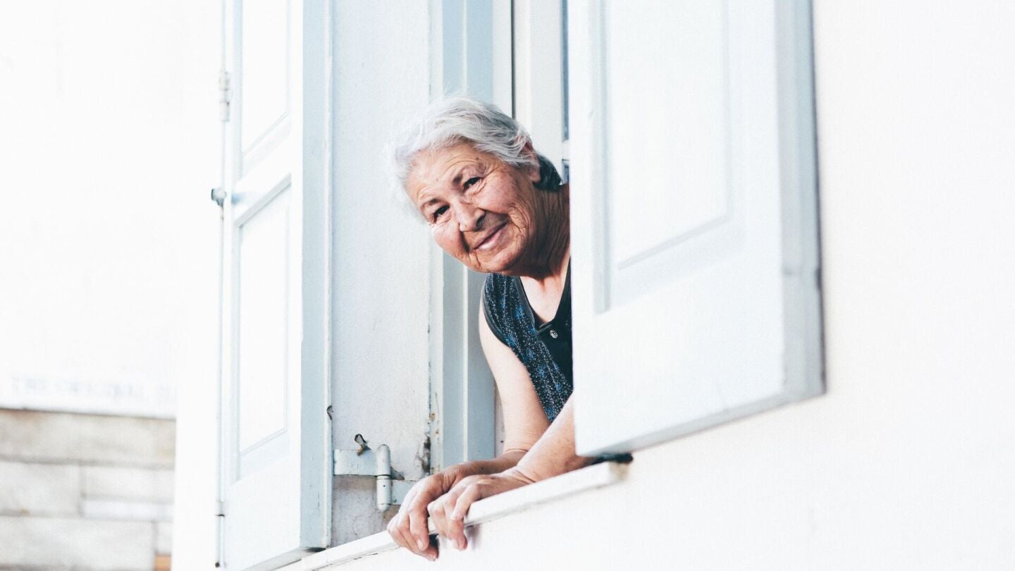 Abuela asomada a una ventana (archivo)