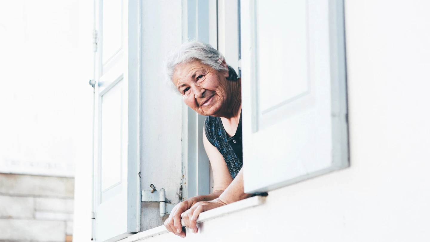Abuela asomada a una ventana (archivo) Abuela asomada a una ventana (archivo)