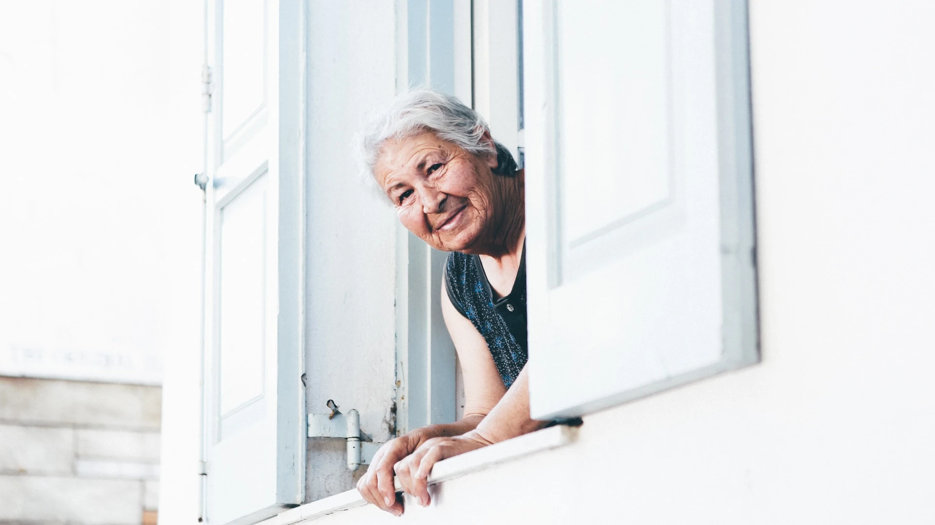 Abuela asomada a una ventana (archivo)
