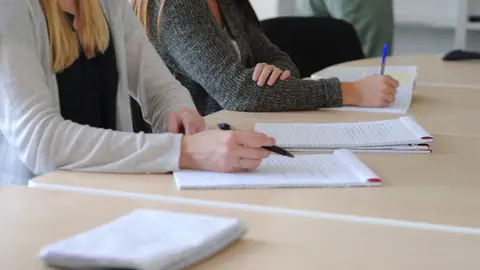 Examen Chica haciendo un examen