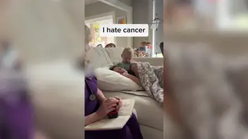 El emotivo vídeo de una madre explicándole a su hijo que tiene cáncer que han visto 16 millones de personas